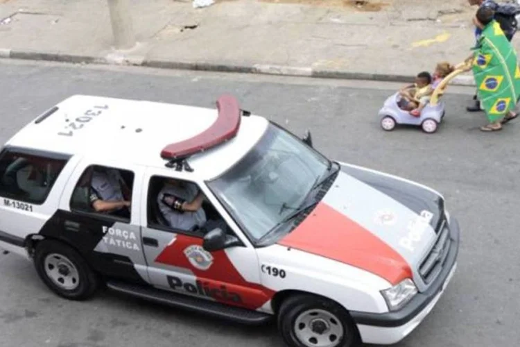 
	Imagens exibidas pelo Fant&aacute;stico, da TV Globo, mostram uma viatura da PM parada na frente da casa da v&iacute;tima
 (Divulgação/PMSP)