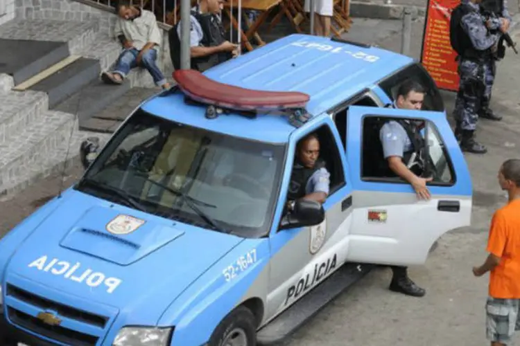 
	Viatura da Pol&iacute;cia Militar do Rio de Janeiro: &nbsp;policial, que estava de folga, levou um tiro na barriga quando andava de carro com a mulher
 (Tânia Rêgo/ABr)