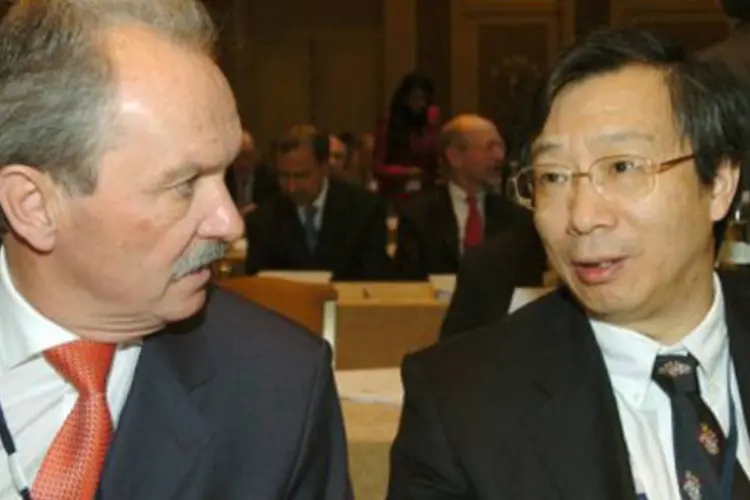 Yi Gang, vice-presidente do Banco Central chinês (dir.) e ex-presidente do Banco Nacional Suíço: China supera Japão e se torna segunda economia mundial (Jean Ayissi/AFP)