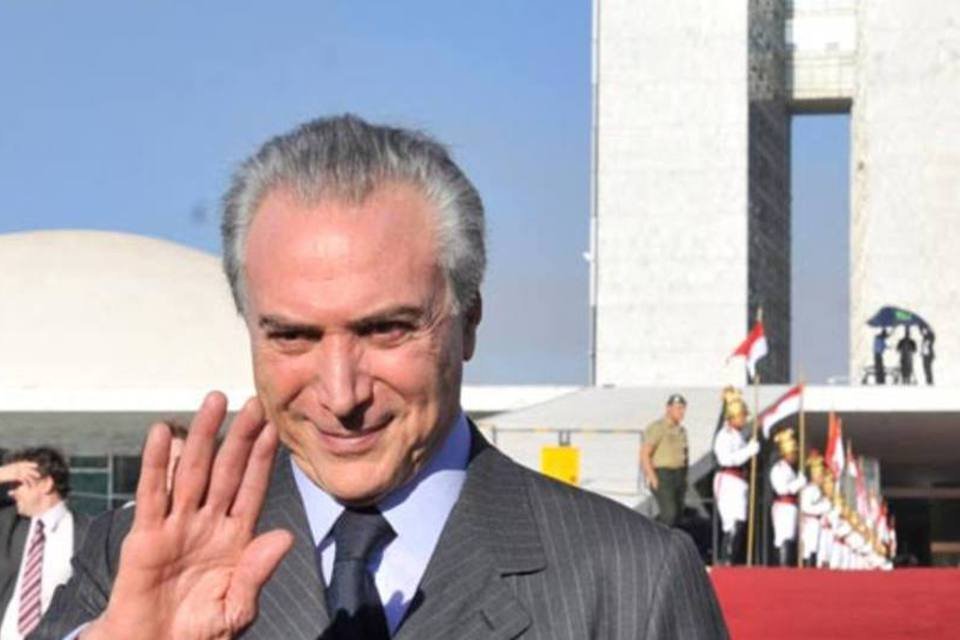PMDB se reúne com Temer, critica governo e preserva Dilma