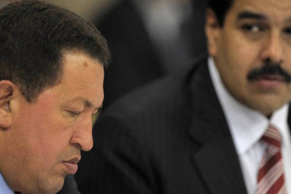 
	O chanceler Nicolas Maduro observa o presidente Hugo Ch&aacute;vez, durante c&uacute;pula da Unasul em agosto de 2009
 (Juan Mabromata/AFP)