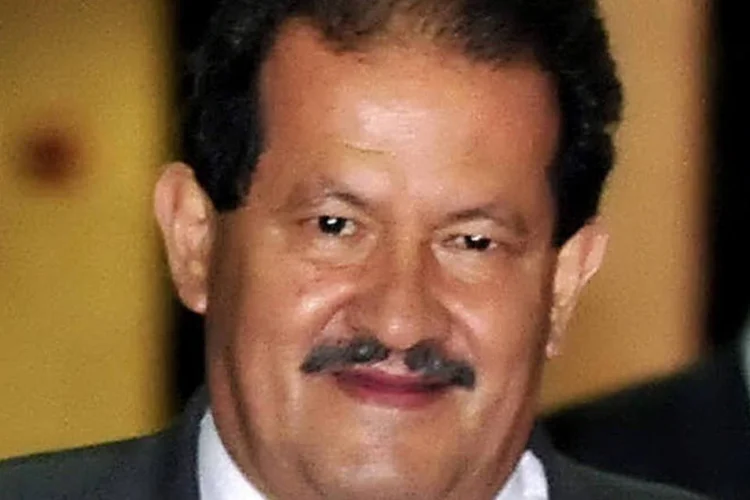 
	Angelino Garz&oacute;n: em carta, o vice-pesidente se p&ocirc;s &agrave; disposi&ccedil;&atilde;o do vice-presidente que seja eleito nas pr&oacute;ximas elei&ccedil;&otilde;es presidenciais e que tomar&aacute; posse em 7 de agosto (Angelino_Garzón.jpg: *Álvaro_Uribe_Velez_57th_President_of_Colombia.jpg: CIAT/ Wikimedia Commons)