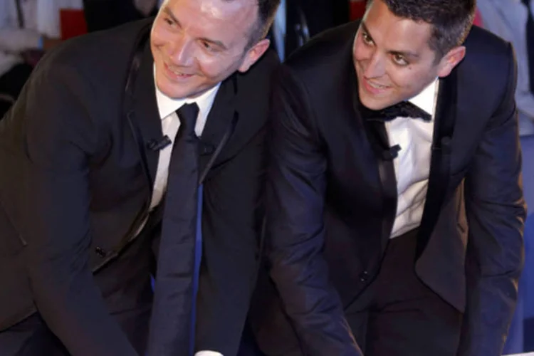 Vincent Aubin e Bruno Boileau no primeiro casamento homossexual da França: recusando-se a transformar a praça em frente à prefeitura em uma zona cercada de alta segurança, o evento, em vez disso, foi transmitido ao vivo pelo site da prefeitura da cidade. (REUTERS/Jean-Paul Pelissier)