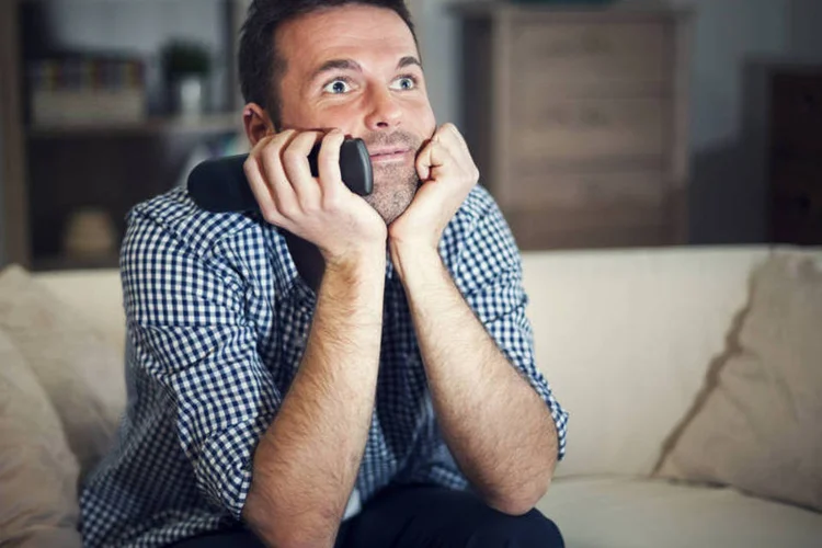 
	TV: voc&ecirc; passa horas vendo s&eacute;ries, mas n&atilde;o gasta cinco minutos com as finan&ccedil;as? Prioridades...
 (Thinkstock/gpointstudio/Divulgação)