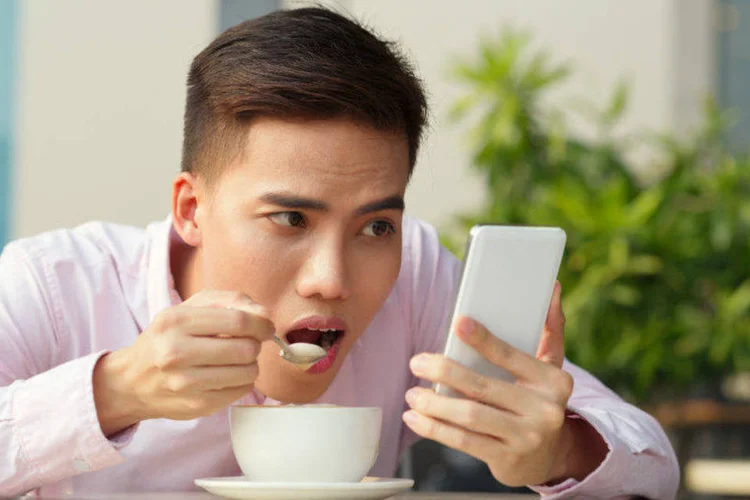 Vício em celular: maioria dos pais concordou, e 59% dos que têm filhos de idades entre 12 e 18 anos dizem que eles não ficam sem seus celulares (Thinkstock)