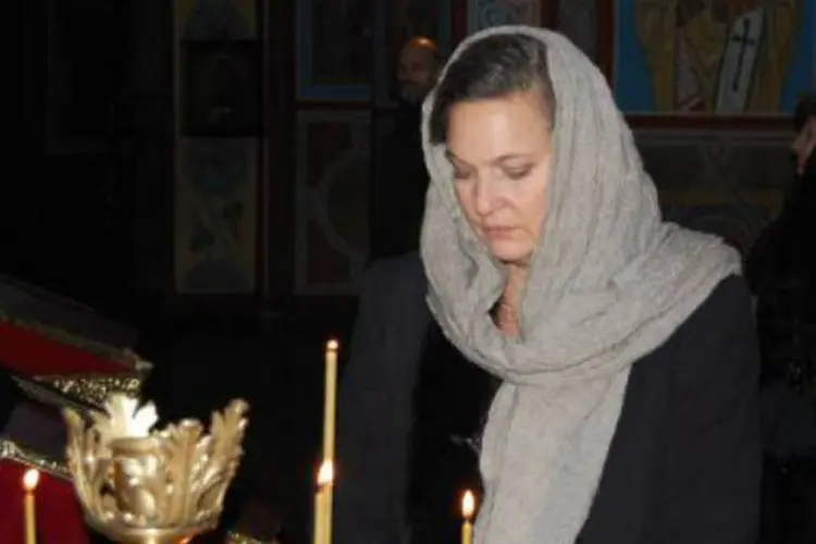 
	Foto divulgada pela embaixada americana em Kiev de Victoria Nuland acendendo uma vela em catedral: &quot;que se fod... a UE!&quot;, disse
 (AFP)