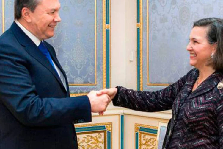 O presidente ucraniano Viktor Yanukovytch e a secretária de Estado americana adjunta, Victoria Nuland, durante encontro na quinta-feira em Kiev
 (MYKHAYLO MARKIV/AFP)