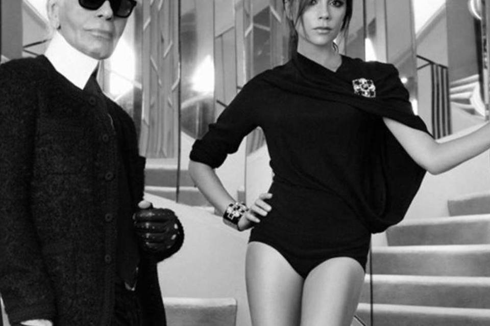Victoria Beckham posa ao lado do estilista Karl Lagerfeld