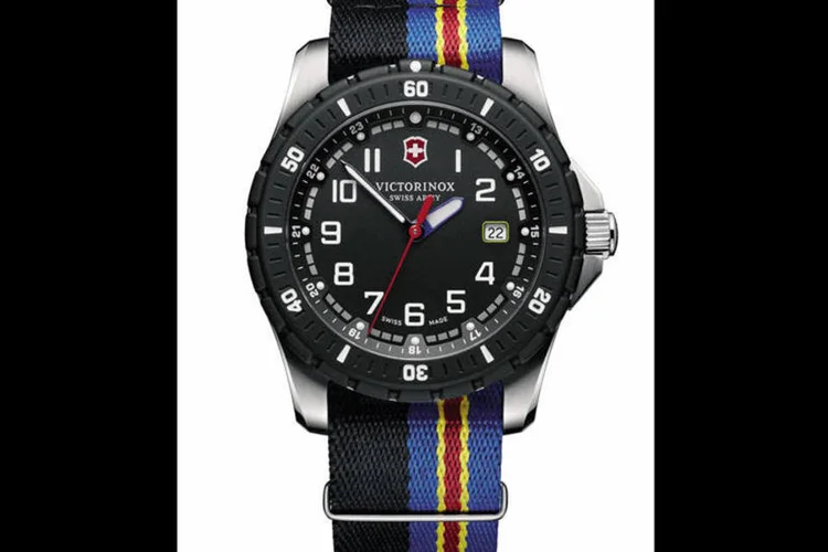 Relógio da Victorinox: tonalidades discretas são apresentadas em diversos detalhes do mostrador, em vermelho, azul e amarelo (Divulgação)