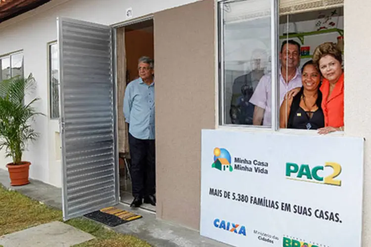 Presidente Dilma Rousseff posa para foto durante cerimônia de entrega de 5.384 unidades habitacionais do Residencial Viver Melhor  (Roberto Stuckert Filho/PR)