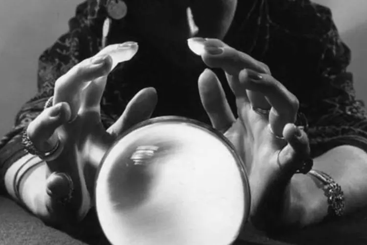 
	Vidente com bola de cristal: economistas n&atilde;o s&atilde;o bons de prever o futuro
 (Fox Photos/Getty Image)