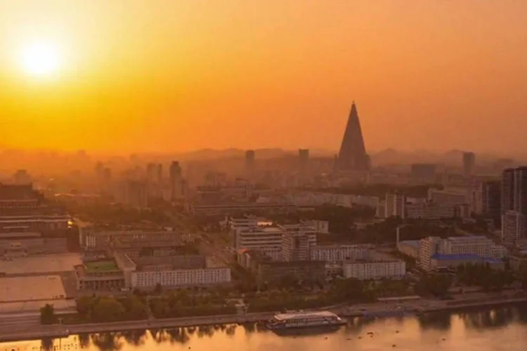 
	Pyongyang: hoje a produ&ccedil;&atilde;o e distribui&ccedil;&atilde;o da maioria dos produtos que circula no pa&iacute;s est&aacute; em poder da iniciativa privada
 (Reprodução/ Vimeo)