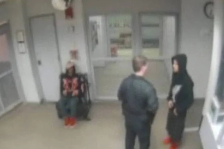 Cantor pop Justin Bieber aparece em um vídeo de segurança divulgado pela polícia que mostra quando esteve em custódia em Miami, Flórida (Miami Beach Police Dept./Divulgação via Reuters)