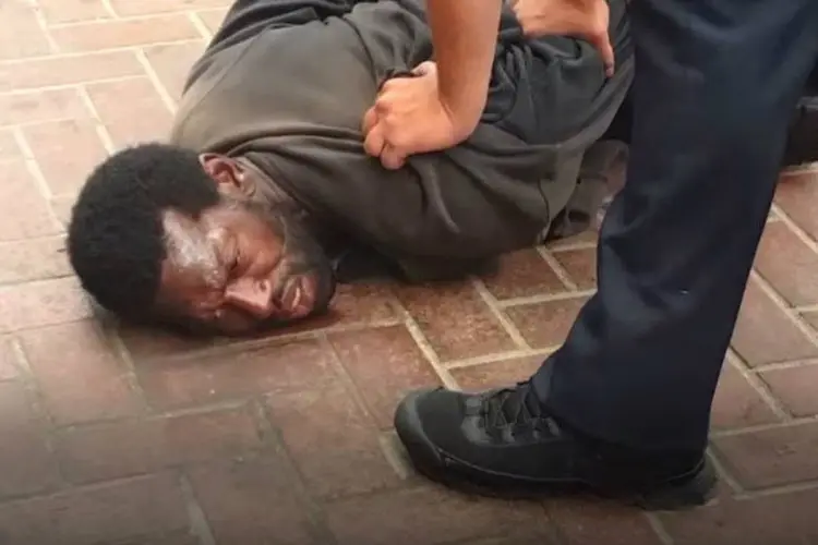 Trecho de vídeo que mostra policiais de San Francisco prendendo homem negro que tinha apenas uma perna (Reprodução/Youtube)