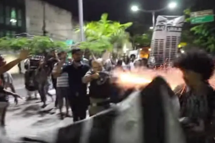 Vídeo mostra PM atirando à queima-roupa após uma das faixas de protesto ficar presa ao seu boné no Recife (Reprodução/Youtube)