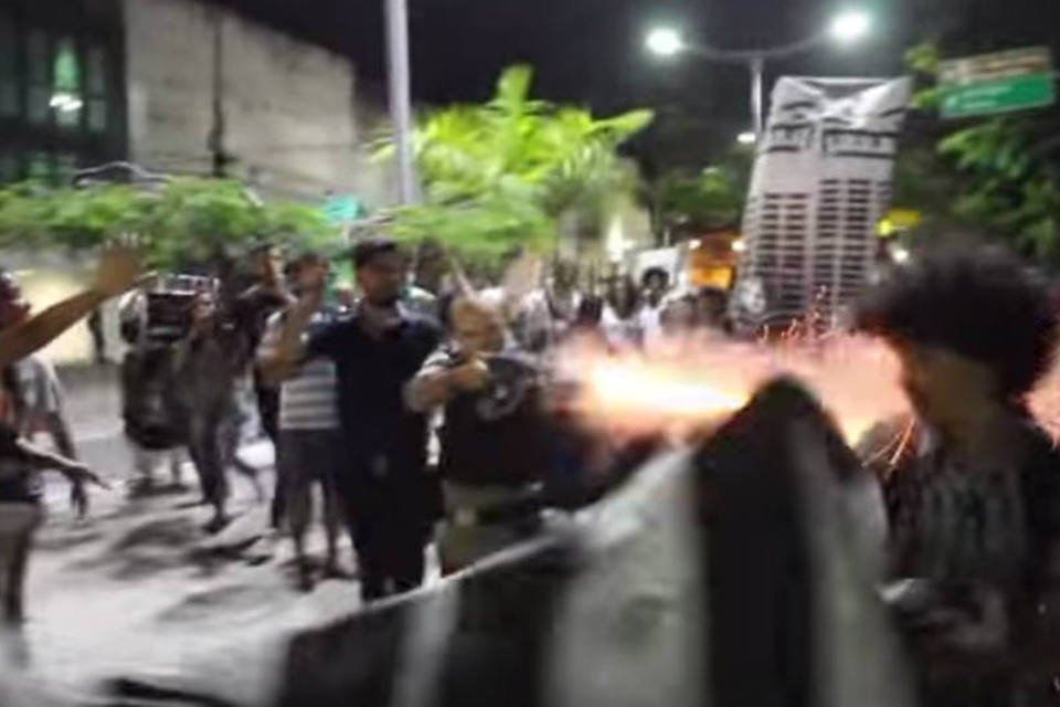 Vídeo mostra PM disparando em manifestante no Recife