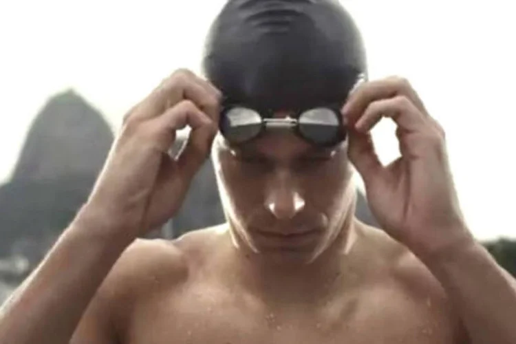 Imagem mostra Cesar Cielo em vídeo do Rio 2016 convocando os voluntários para os jogos (Reprodução/YouTube)