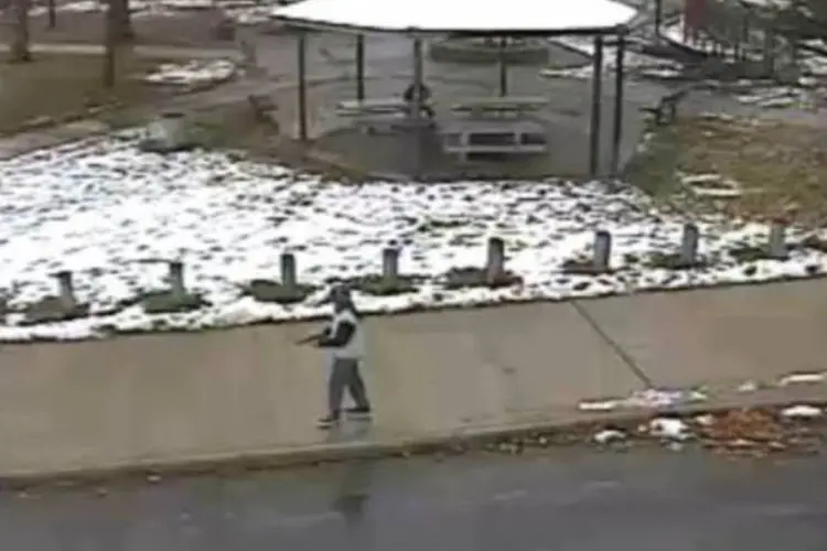 Imagem do vídeo de câmera de segurança mostra Tamir Rice, de 12 anos, com pistola de brinquedo (AFP)