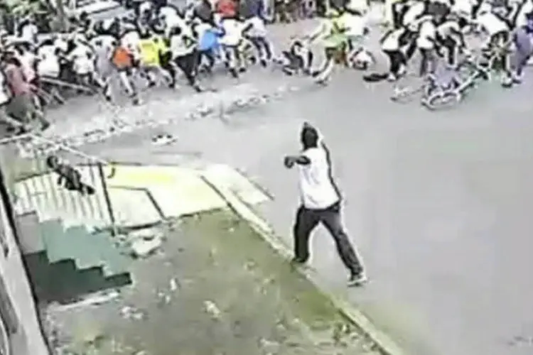 Vídeo de câmera de segurança mostra o momento em que o atirador abriu fogo contra as pessoas que participavam do desfile de Dia das Mães em Nova Orleans, nos Estados Unidos (REUTERS/NOPD8th)
