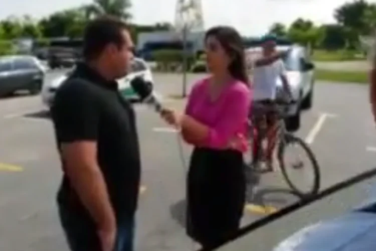 Assaltante aponta arma para equipe de TV no Guarujá (Reprodução)