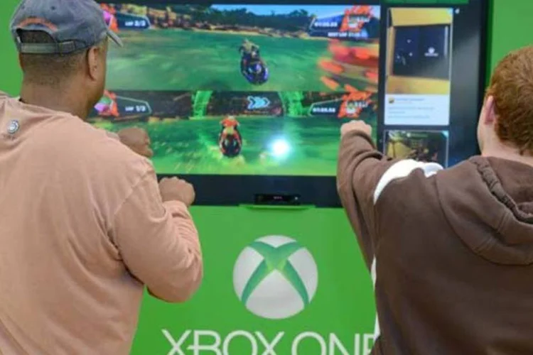 Videogame: jogadores desenvolvem agilidade que é essencial no mercado de trabalho (pessoas jogam videogame na loja da Microsoft)
