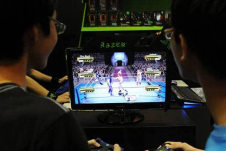 
	Jovens jogam videogame: China baniu consoles de videogame em 2000, citando efeitos adversos sobre a sa&uacute;de mental de seus jovens
 (Roslan Rahman/AFP)