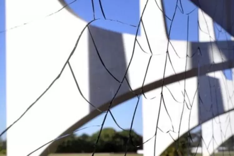 Vidro rachado do Palácio do Planalto, após voo da FAB: Supremo Tribunal Federal também foi atingido pelo mesmo incidente (José Cruz/Agência Brasil)