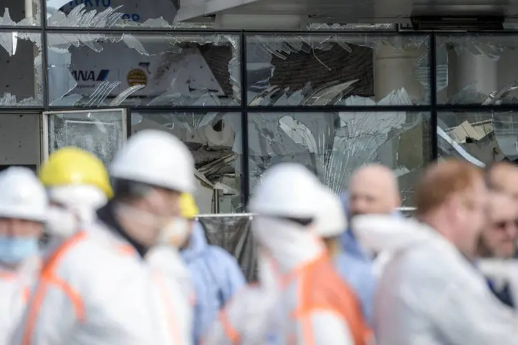 
	Vidros quebrados no aeroporto de Bruxelas em raz&atilde;o de atentados do dia anterior 22 de mar&ccedil;o: os dois ataques mataram 35 pessoas
 (Yorick Jansens/ Reuters)