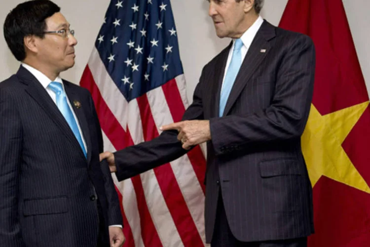 
	John Kerry encontra Ministro de Rela&ccedil;&otilde;es Internacionais do Vietn&atilde; Pham Binh Minh: O Vietn&atilde; se torna assim o 11&ordm; pa&iacute;s a eliminar todo o seu ur&acirc;nio altamente enriquecido nos &uacute;ltimos quatro anos
 (Jacquelyn Martin/Pool/Reuters)