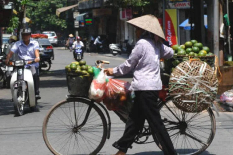 
	Homem em rua de Hanoi, no Vietn&atilde;: &quot;O presidente vietnamita decidiu libertar 18.198 prisioneiros, por&eacute;m nenhum deles est&aacute; relacionado com a seguran&ccedil;a nacional&quot;
 (HOANG DINH NAM/AFP/GettyImages)