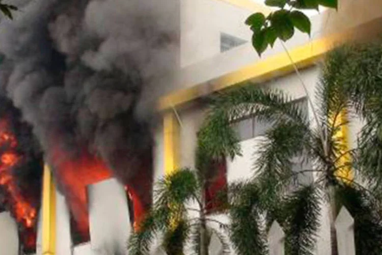 
	F&aacute;brica incendiada em Binh Duong durante protestos contra a China no Vietn&atilde;: mais de 10 f&aacute;bricas foram incendiadas
 (AFP)