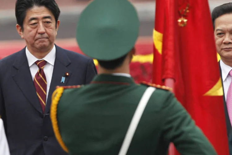 Primeiro-ministro japonês Shinzo Abe e seu homólogo vietnamita Nguyen Tan Dung em cerimônia de boas-vindas no palácio presidencial em Hanói, Vietnã (Kham/Reuters)