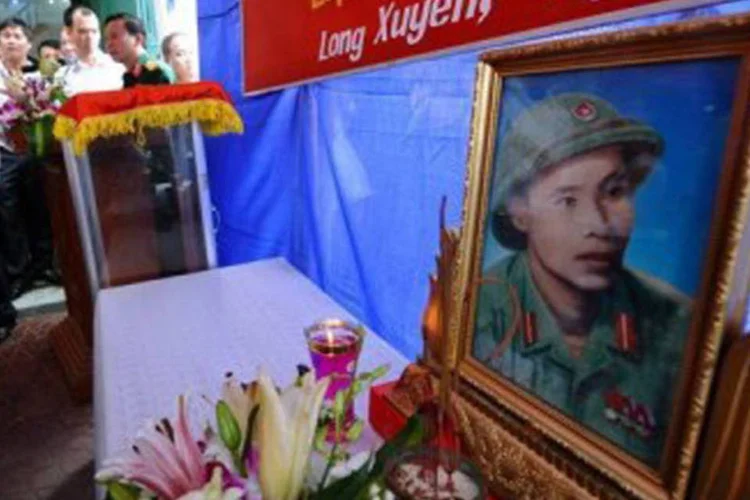 
	Retrato do vietnamita Vu Dinh Doan durante cerim&ocirc;nia: no di&aacute;rio, uma pequena fotografia e alguns comprovantes banc&aacute;rios evidenciam um cotidiano complicado
 (Hoang Dinh Nam/AFP)