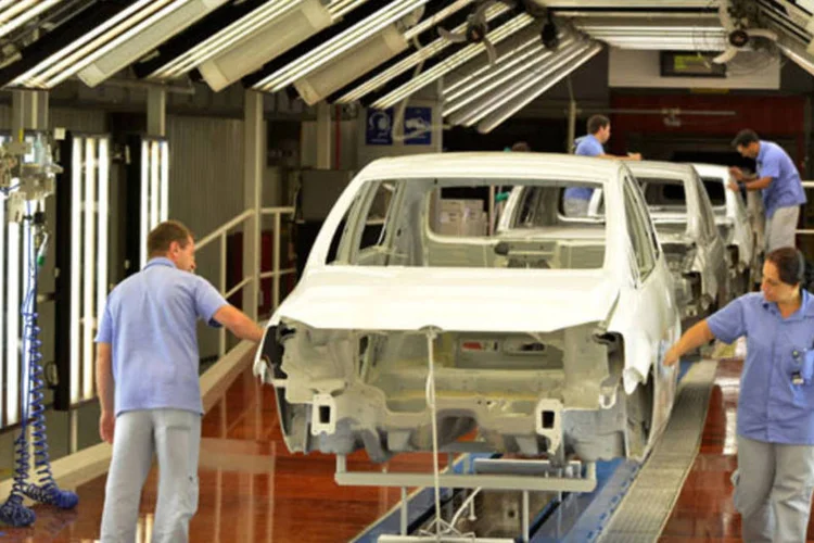 
	Trabalhadores na f&aacute;brica da Volkswagen em S&atilde;o Jos&eacute; dos Pinhais, Paran&aacute;
 (Divulgação/Volkswagen)
