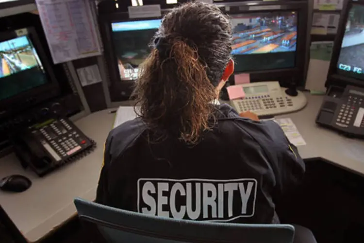 Câmeras de vigilância são muito usadas para monitorar as saídas dos trabalhadores (Getty Images)