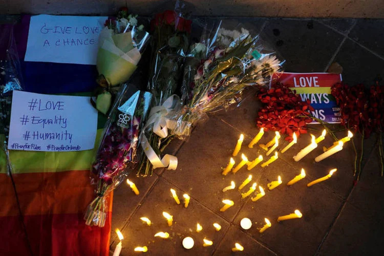 
	Massacre: no domingo &agrave; noite, muitas fam&iacute;lias organizaram vig&iacute;lias perto do leito de seus parentes no hospital regional de Orlando
 (Athit Perawongmetha / Reuters)