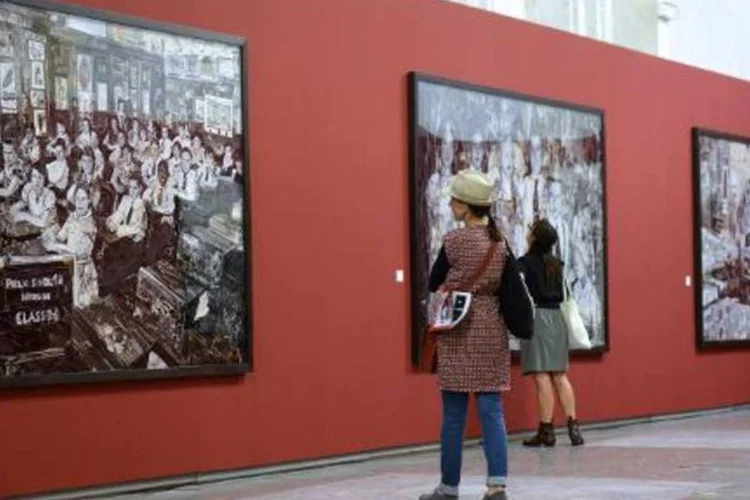 
	Visitantes observam fotogafias de Vik Muniz, no 45&ordm; Encontro de Fotografia de Arles, Fran&ccedil;a
 (AFP/Franck Pennant)