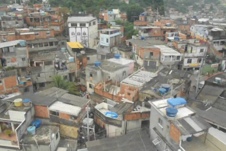 Vista da Vila Cruzeiro, no Rio de Janeiro: criminosos atacaram a base da UPP da Vila Cruzeiro a tiros na noite de ontem, diz polícia (Wikimedia Commons/Wikimedia Commons)