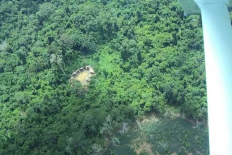Imagem de uma vila de índios isolados na Amazônia (Hutukara/Survival/Divulgação)