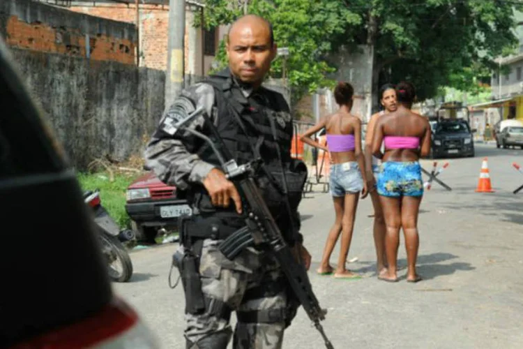 
	Pol&iacute;cia Militar ocupa Vila Kennedy: apesar da opera&ccedil;&atilde;o, realizada na madrugada, ter ocorrido sem viol&ecirc;ncia, nos &uacute;ltimos seis dias os traficantes enfrentaram a pol&iacute;cia 17 vezes
 (Tania Rego/Agência Brasil)