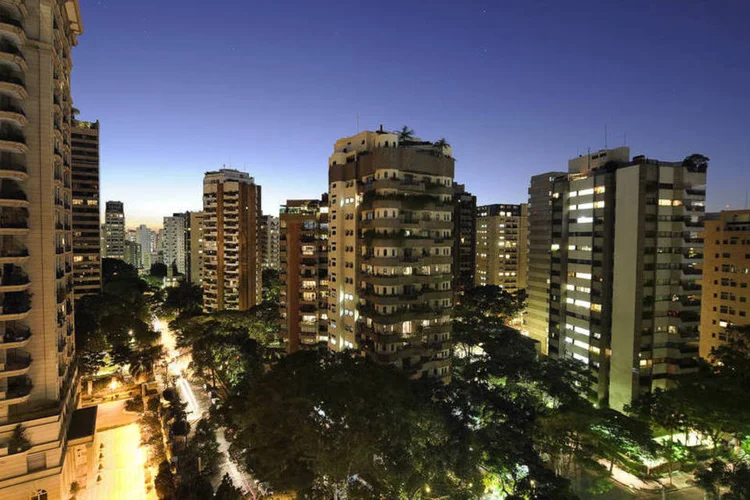 
	Pr&eacute;dios no bairro Vila Nova Concei&ccedil;&atilde;o, em S&atilde;o Paulo: m&eacute;dia da conta paga pelos condom&iacute;nios em julho foi de 2.613 reais
 (Germano Luders/EXAME/Exame)