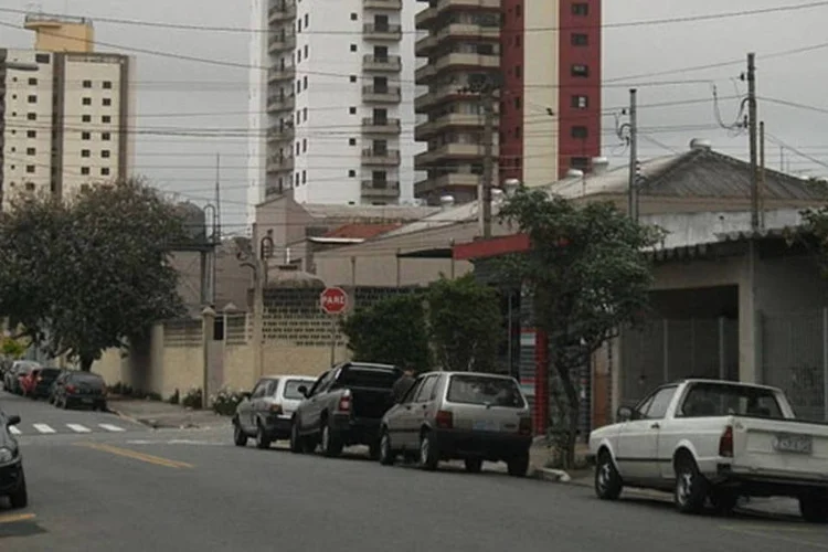 Rua do bairro Vila Carrão na cidade de São Paulo: o perito José Manoel Dias Alves, da Polícia Técnica Científica, informou que existem suspeitas de que na casa onde ocorreram as explosões funcionava uma oficina clandestina de balões. (WikimediaCommons)