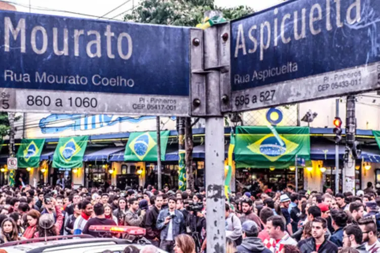 
	Esquina entre as ruas Mourato Coelho e Aspicuelta na Vila Madalena - brasileiros e estrangeiros tomaram o local
 (Kelsen Fernandes/ Fotos Públicas)