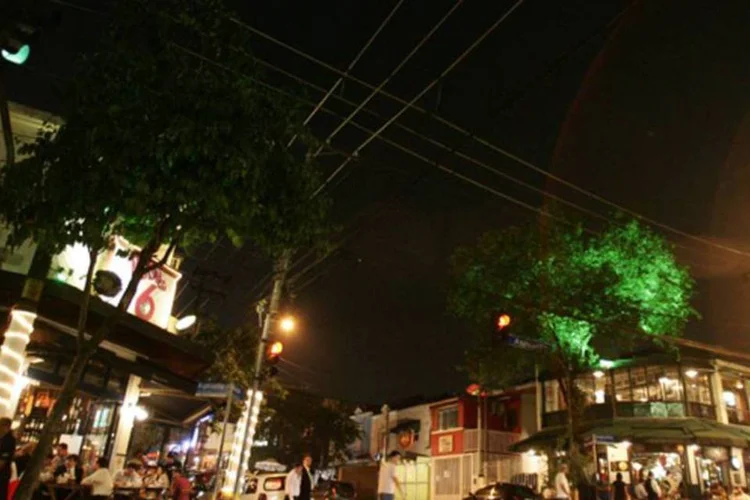 
	Bairro Vila Madalena em S&atilde;o Paulo, vista da Rua Aspicuelta esquina com rua Morato Coelho: Brasil&acirc;ndia, Cachoeirinha, Caxingui, Jaguar&eacute;, Morumbi, Rio Pequeno, Sumarezinho, Vila An&aacute;stacio e Vila Leopoldina tamb&eacute;m foram atingidos pelo apag&atilde;o
 (Veja São Paulo/Fernando Moraes)
