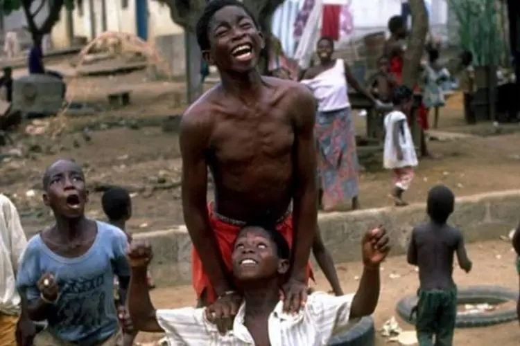 Crianças em vilarejo na Costa do Marfim: na África Subsaariana se encontra o maior número proporcional de crianças em trabalhos perigosos (David Cannon/Getty Images)