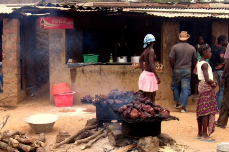 
	Vilarejo em Angola: para obter a permiss&atilde;o de perman&ecirc;ncia no Brasil, o refugiado tem que morar no pa&iacute;s h&aacute; pelo menos quatro anos
 (Paulo César Santos/ Wikimedia Commons)