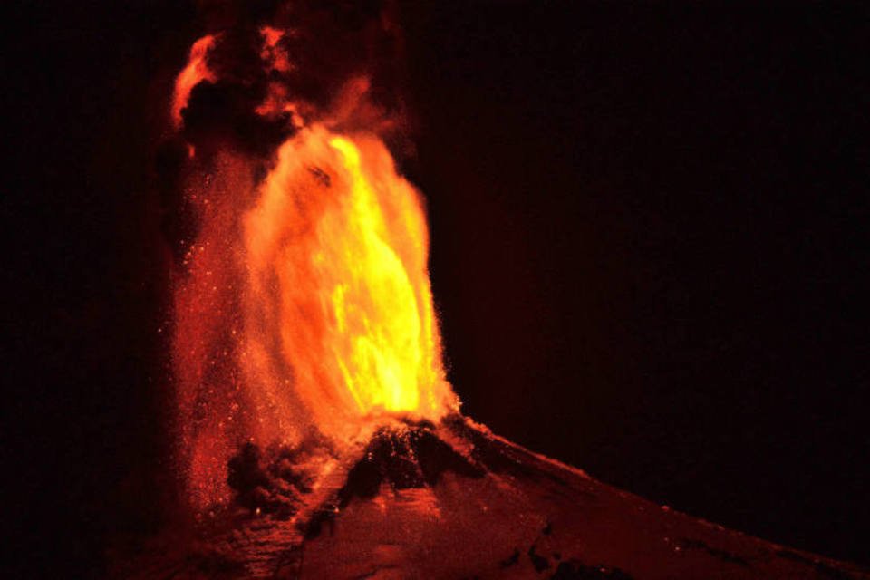 A erupção do vulcão Villarica no Chile em vídeo e fotos