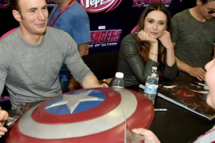 
	Chris Evans, que interpreta o Capit&atilde;o Am&eacute;rica no filme &quot;Vingadores 2 - a era de Ultron&quot;, assina aut&oacute;grafo para f&atilde; durante a Comic Con 2014
 (Reprodução / Facebook Marvel Brasil)