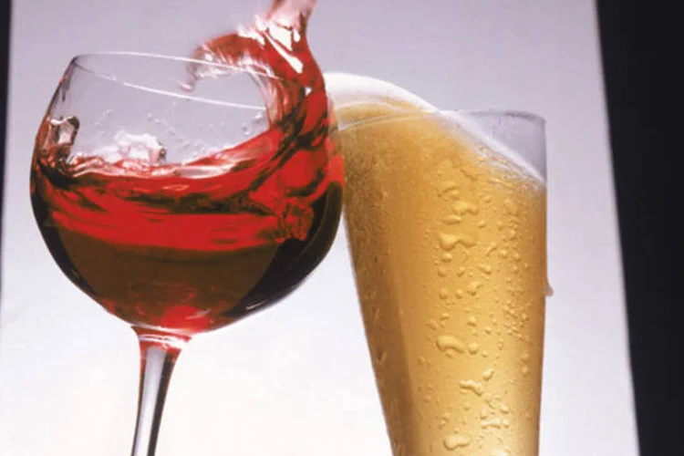 Vinho e cerveja podem ser ótimos acompanhamentos para completar uma refeição (Eduardo Costa/Saúde)