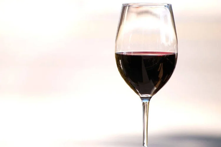 Taça de vinho tinto (Roger Kirby / Free Images)